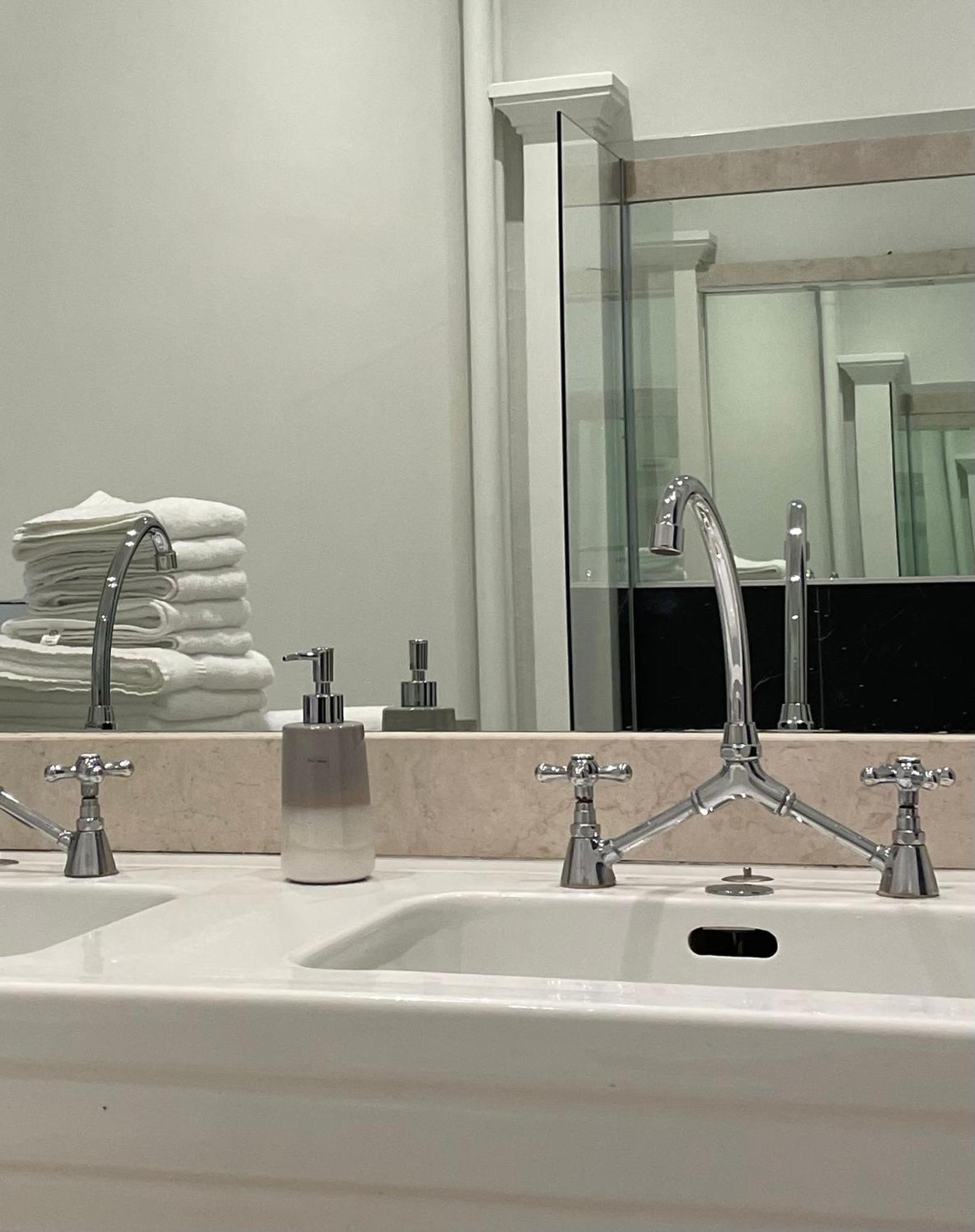 Grand Appartement D'Exception Au Chateau Randin Écully Екстериор снимка